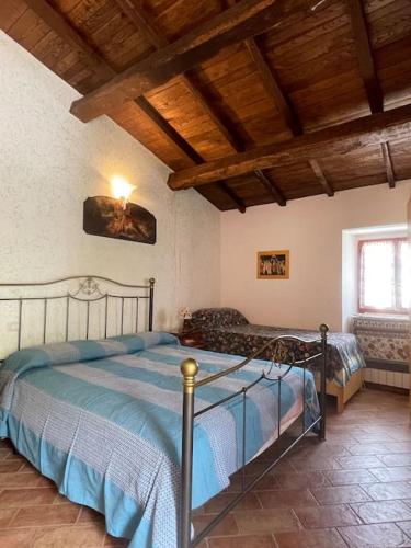 a bedroom with a bed and a couch in a room at Casa in montagna per vacanze in tranquillità in Fagge