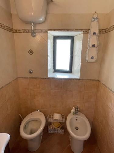 a bathroom with a toilet and a bidet and a sink at Casa in montagna per vacanze in tranquillità in Fagge
