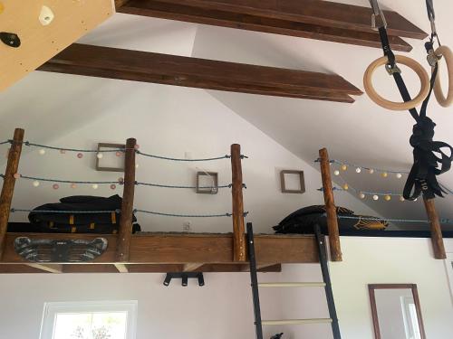 una camera con due letti a castello in una stanza di Climb cottage a Komarno