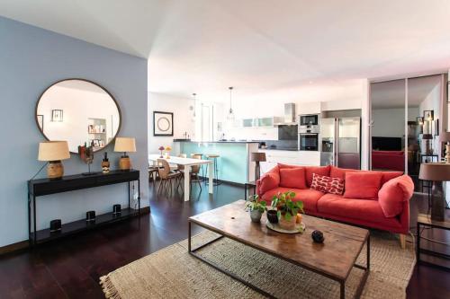 un salon avec un canapé rouge et une table dans l'établissement S3 Suite Bonaparte 5 min to Old Town Balcony & AC, à Nice