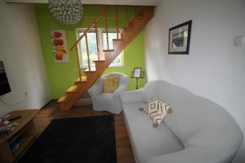 Ein Sitzbereich in der Unterkunft Hotri House On The River Island