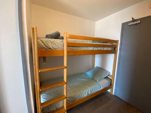 - 2 lits superposés dans une petite chambre avec une échelle dans l'établissement Cap corniche Sète front de mer parking wifi, à Sète