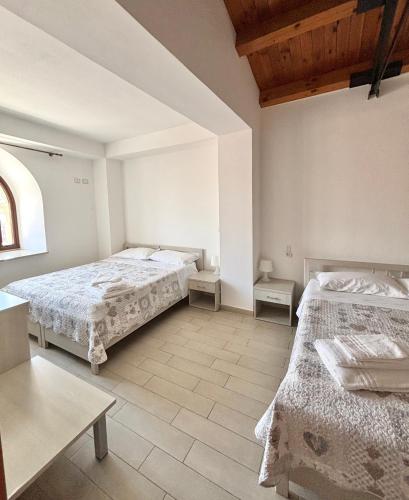 a bedroom with two beds and a table at Il Veliero in Marzamemi