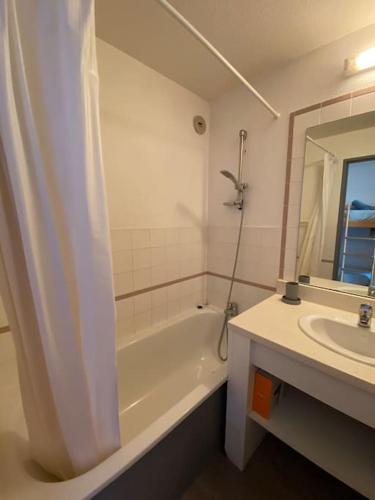 une salle de bain avec une baignoire, un lavabo et une douche dans l'établissement Cap corniche Sète front de mer parking wifi, à Sète