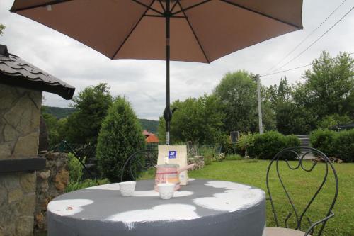 Ein Garten an der Unterkunft Hotri House On The River Island