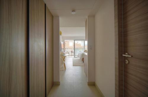 un couloir avec une porte menant à une chambre dans l'établissement STUDIO SUPERBE, NEUF et MODERNE A0B196, à Cannes