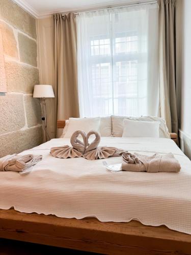 Кровать или кровати в номере Exklusive Stadtwohnung mit Innenhofterrasse, Pool und Sauna