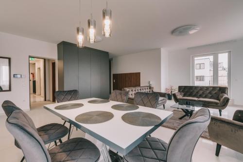 a meeting room with a table and chairs at BIRGÉS Villapark Apartments in Balatonfüred