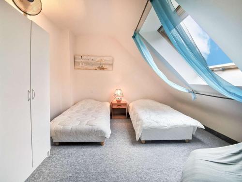ein Schlafzimmer mit zwei Betten und einem Fenster in der Unterkunft Spacieuse Villa à Crac'h : 4 Ch. pour 8 Pers., Beau Jardin, Proche Plages et WiFi - FR-1-477-244 in Crach
