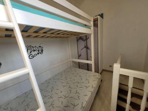 - une petite chambre avec des lits superposés et une échelle dans l'établissement Appartement lumineux avec terrasse, proche plage et commodités, Marseillan-Plage - FR-1-326-821, à Marseillan