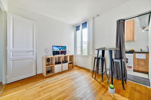 Cet appartement blanc comprend une cuisine et un salon. dans l'établissement Melanie house, à Saint-Ouen