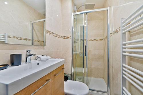 une salle de bain avec une douche, un lavabo et des toilettes dans l'établissement Melanie house, à Saint-Ouen