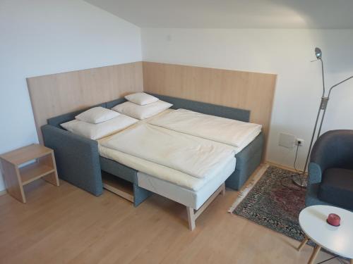 Posteľ alebo postele v izbe v ubytovaní Einraum Studio mit Berg- und Seeblick