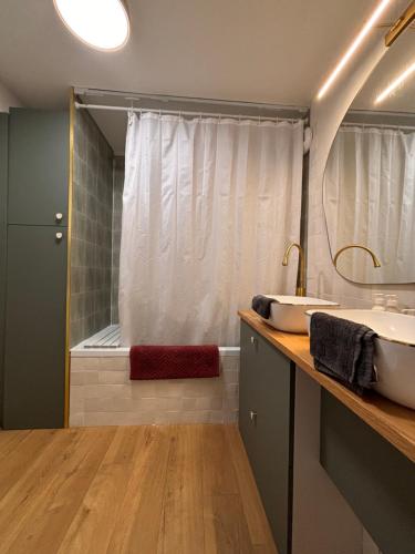 une salle de bain avec un lavabo et une baignoire dans l'établissement Chambre cosy et paisible, à Lille