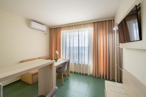 Televisyen dan/atau pusat hiburan di Perla Apartments First Line