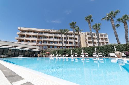 Bazén v ubytování Hotel Nettuno nebo v jeho okolí