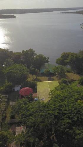 ItaquatiaraにあるSitio completo no rio aneba com quiosque e praiaの赤傘の家屋上景