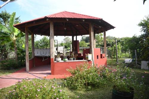 Sitio completo no rio aneba com quiosque e praiaにある庭