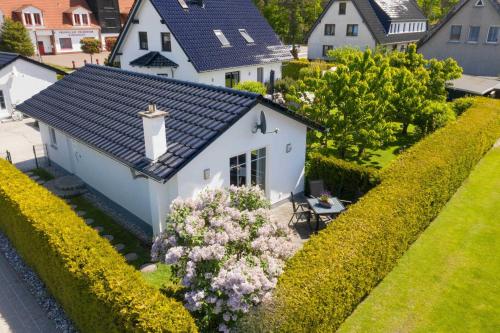 a model of a white house with a garden at FH Mimi in Ostseebad Karlshagen