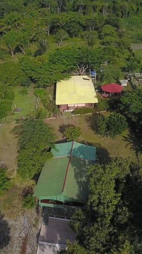 Sitio completo no rio aneba com quiosque e praiaの敷地内または近くにあるテニス施設またはスカッシュ施設