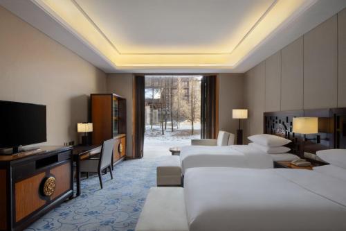 Кровать или кровати в номере Wutai Mountain Marriott Hotel