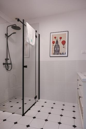 Bilik mandi di BC7 Apartments