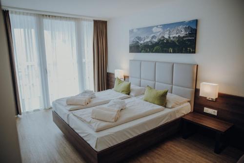 Postel nebo postele na pokoji v ubytování Alpenhotel Kaiserfels