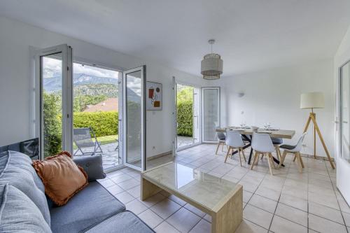 un salon avec un canapé et une table dans l'établissement Les jardins de Duingt, à Duingt
