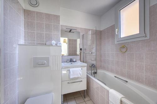 une salle de bain avec une baignoire, un lavabo et des toilettes dans l'établissement Les jardins de Duingt, à Duingt