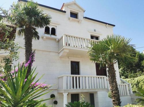 Apartments White House