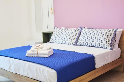 a bed with towels and pillows on top of it at Napodano Apartments - Napoli Salerno in Sant'Egidio del Monte Albino
