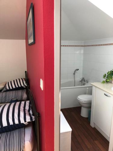La petite salle de bains est pourvue de toilettes et d'une baignoire. dans l'établissement Villa avec piscine pétanque ping-pong garage près golf plage, à Moliets-et-Maa