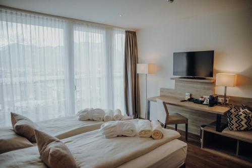 Postel nebo postele na pokoji v ubytování Alpenhotel Kaiserfels