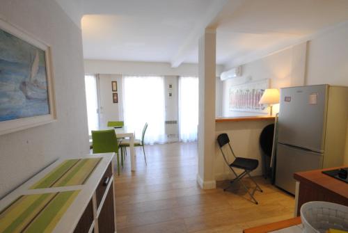 Il comprend une cuisine équipée d'un réfrigérateur, d'une table et de chaises. dans l'établissement superbe appartement tout confort beg4012, à Cannes