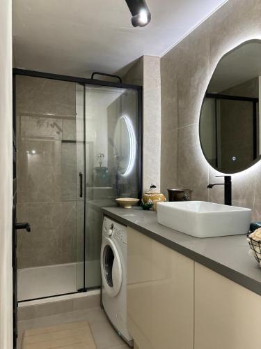 a bathroom with a sink and a washing machine at Agréable maison de village in Dampierre