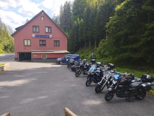 a row of motorcycles parked in front of a building at Gasthof Thomas Müntzer in Steinheid