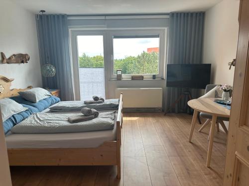 una camera da letto con un letto con un orsacchiotto sopra di Fritz-Wischer-Straße Koje & Kombüse a Sankt Peter-Ording