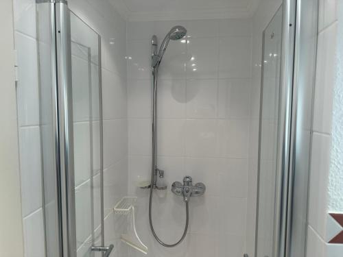una doccia con soffione in un bagno di Fritz-Wischer-Straße Koje & Kombüse a Sankt Peter-Ording