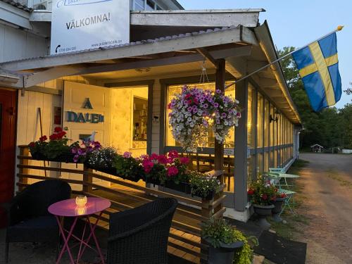 a restaurant with flowers on the front of it at Stor lägenhet ovanpå café ute på landet in Hökerum