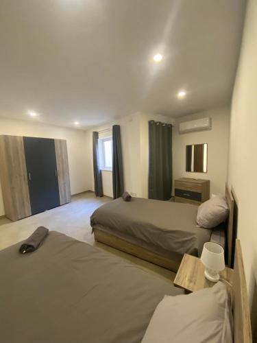 Ένα ή περισσότερα κρεβάτια σε δωμάτιο στο An immaculate 3 bedroom apartment in Gudja