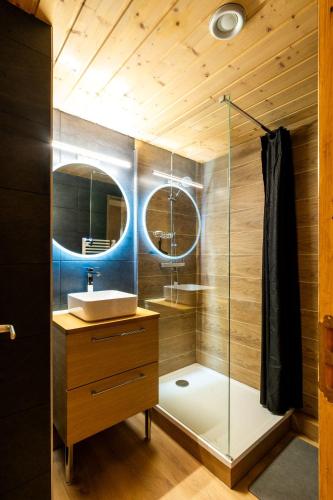 une salle de bain avec une douche avec un lavabo et un miroir dans l'établissement LA TURRA - 301 - Appt 6 pers, à Modane