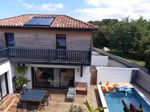 a house with a swimming pool and a patio at Villa vacance Anglet avec piscine, 1km de la plage in Anglet