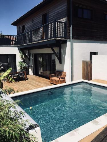 une piscine devant une maison dans l'établissement Villa vacance Anglet avec piscine, 1km de la plage, à Anglet