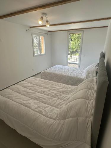 une chambre avec deux lits et une fenêtre dans l'établissement Maison familiale, à Pierrefitte-sur-Seine