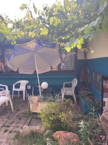 un patio avec deux chaises et un parasol dans l'établissement Studio avec jardin, à Montreuil