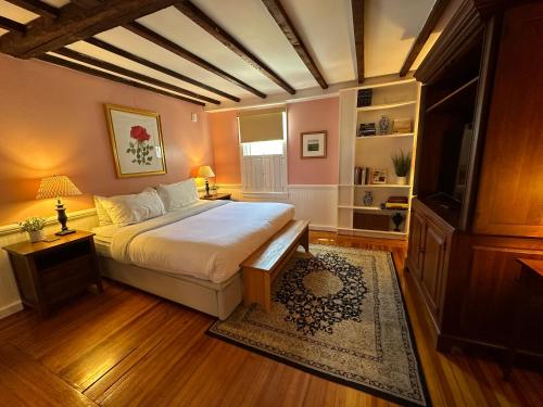 Postel nebo postele na pokoji v ubytování Entire Historic 5 Bed 5 Bath Inn Sleeps 17