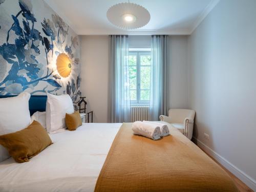 una camera da letto con un letto grande con una parete blu e gialla di Cottage de Montchamp a Châtenay