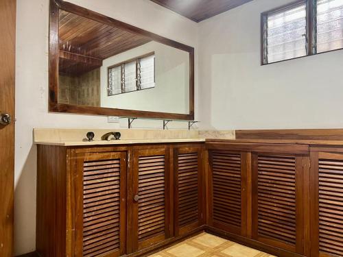 a bathroom with a sink and a mirror at Carolina Hostel in San José