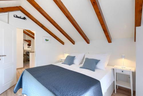 Postel nebo postele na pokoji v ubytování Romantisches Ferienhaus mit Jacuzzi, BBQ, WiFi