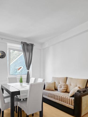 シュトッケラウにあるStockerau Family Haven for 4のソファとテーブルのあるリビングルーム